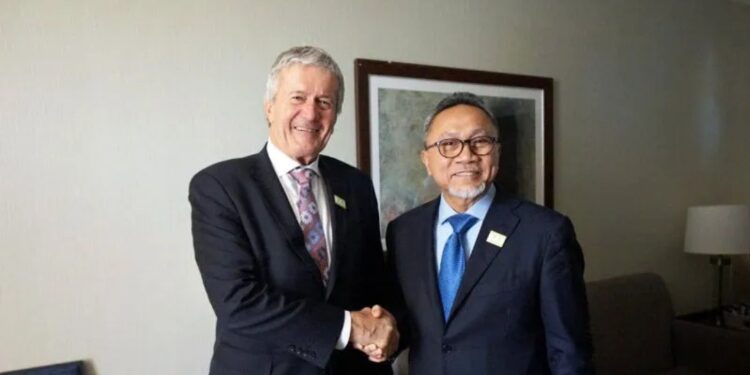 Menteri Perdagangan (Mendag) RI Zulkifli Hasan menyampaikan keseriusan Indonesia meningkatkan komitmen perdagangan Indonesia dengan Selandia Baru di bawah payung Perjanjian Perdagangan Bebas ASEAN, Australia, dan Selandia Baru (AANZFTA) saat bertemu dengan Menteri Perdagangan dan Pengembangan Ekspor Selandia Baru Damien O’Connor. (MASAPNEWS/ANT/HO-Kementerian Perdagangan)