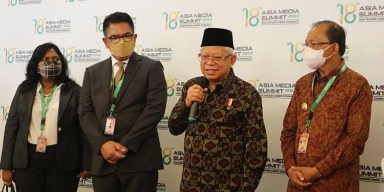 Wakil Presiden Ma'ruf Amin (kedua kanan) menyampaikan pernyataan kepada jurnalis didampingi Direktur Utama TVRI Iman Brotoseno (kedua kiri), Direktur Asia-Pacific Institute Broadcasting Development (AIBD) Philomena Gnanapragasam (kiri) dan Gubernur Bali I Wayan Koster seusai membuka Konferensi Tingkat Tinggi (KTT) Media se-Asia Pasifik ke-18 di Nusa Dua Bali, Selasa (23/05/2023). (MASAPNEWS/ANT)