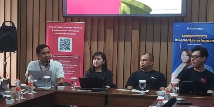 Head of Virtual Products Bukalapak, Nungky Aprilia (kedua kiri) menuturkan sebanyak 4 juta peserta Program Kartu Prakerja telah membeli voucher untuk mengikuti kelas-kelas pelatihan Kartu Prakerja melalui marketplace Bukalapak, Bukalapak ialah salah satu mitra digital platform Kartu Prakerja. (MASAPNEWS/ANT)