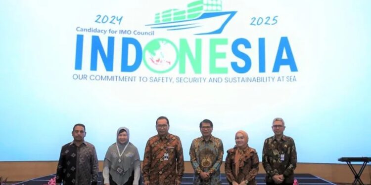 Direktur Jenderal Perhubungan Laut, Kementerian Perhubungan Arif Toha (tiga kiri) saat peluncuran logo, tagline, dan website sebagai upaya pemenangan pencalonan Indonesia menjadi Anggota Dewan Organisasi Maritim Internasional (IMO) Kategori C Periode 2024-2025. (MASAPNEWS/ANT/HO-Ditjen Perhubungan Laut, Kemenhub)