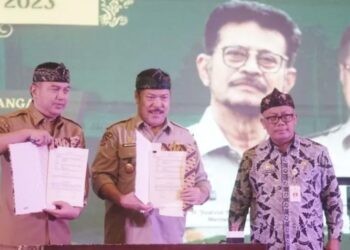 Inspektur Jenderal Kementerian Pertanian Jan S Maringka (tengah) menunjukkan berkas perjanjian kerja sama dengan Kementerian Dalam Negeri untuk bersinergi dan membangun komitmen serta bekerja sama dalam menyukseskan program ketahanan pangan di sela Rapat Koordinasi Bidang Pengawasan (Rakorwas) Ketahanan Pangan di Bogor, Jawa Barat, Selasa (30/5/2023). (MASAPNEWS/ANT)