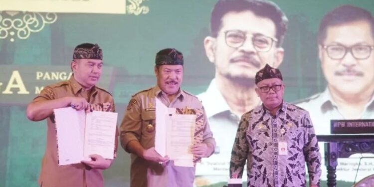 Inspektur Jenderal Kementerian Pertanian Jan S Maringka (tengah) menunjukkan berkas perjanjian kerja sama dengan Kementerian Dalam Negeri untuk bersinergi dan membangun komitmen serta bekerja sama dalam menyukseskan program ketahanan pangan di sela Rapat Koordinasi Bidang Pengawasan (Rakorwas) Ketahanan Pangan di Bogor, Jawa Barat, Selasa (30/5/2023). (MASAPNEWS/ANT)