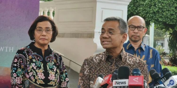 Anggota Dewan Komisioner OJK Ex-Officio Kementerian Keuangan Suahasil Nazara (tengah) di Kompleks Istana Kepresidenan, Jakarta, Selasa (30/5/2023). (MASAPNEWS/ANT)