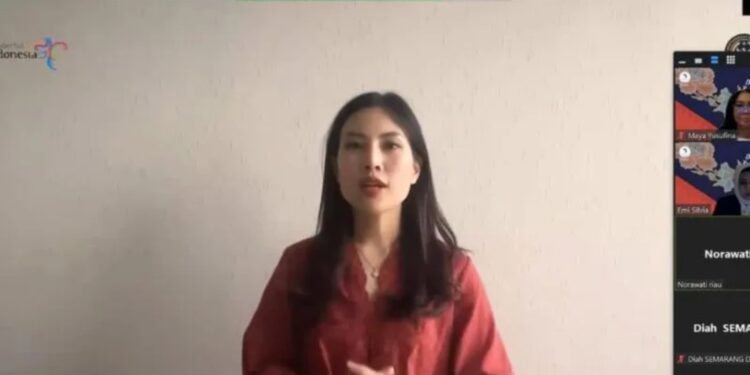 Tangkapan layar- Wamenparekraf Angela Tanoesoedibjo dalam acara pembukaan webinar Ikatan Wanita Pengusaha Indonesia (IWAPI), bertemakan Peran Perempuan Eksplorasi dalam Tata Ruang dan Sehelai Batik. (MASAPNEWS/ANT/HO Kemenparekraf)