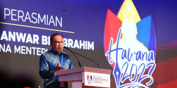 Arsip - Perdana Menteri Anwar Ibrahim berbicara dalam acara peringatan Hari Wartawan Nasional (HAWANA) 2023 di Ipoh, Perak, Malaysia, Minggu (28/5/2023). (MASAPNEWS/ANT)