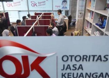 Ilustrasi - Petugas beraktivitas di ruang layanan Konsumen Otoritas Jasa Keuangan (OJK) di Jakarta. (MASAPNEWS/ANT)