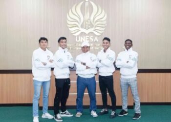Rektor Unesa Prof. Nurhasan (tengah) berfoto bersama empat pemain sepak bola yang mendapat beasiswa kuliah di kampus setempat. (MASAPNEWS/ANT/HO-Humas Unesa)