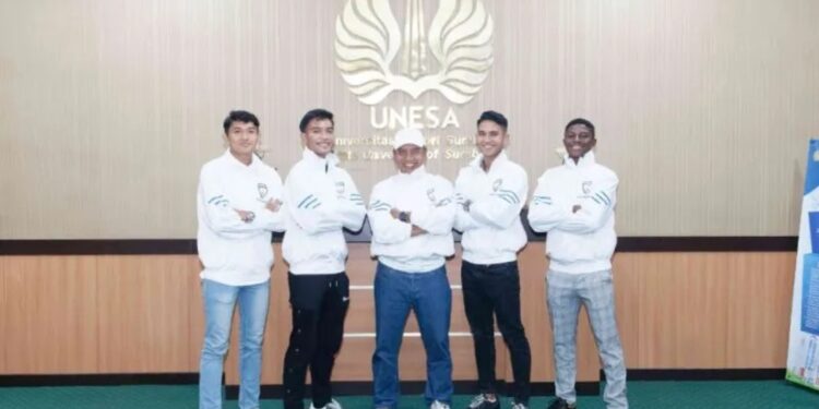 Rektor Unesa Prof. Nurhasan (tengah) berfoto bersama empat pemain sepak bola yang mendapat beasiswa kuliah di kampus setempat. (MASAPNEWS/ANT/HO-Humas Unesa)