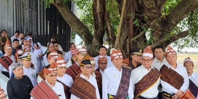 Menteri Koordinator Bidang Politik, Hukum, dan Keamanan Mahfud MD saat melakukan napak tilas di pohon sukun Situs Bung Karno, Ende, Nusa Tenggara Timur, Kamis (1/6/2023). (MASAPNEWS/ANT/HO-Kominfo)