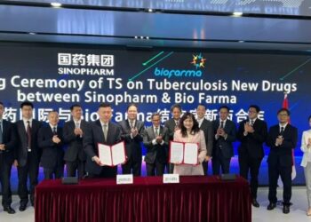 Wakil Menteri I BUMN Pahala Nugraha Mansury menyaksikan penandatanganan "Global Co-Development Partnership on Innovative Tuberculosis Treatment" yang dilakukan oleh Direktur Penelitian dan Pengembangan Bio Farma Yuliana Indriati serta President Director of Global Business Unit Sinopharm Yan Bing di Beijing, China (26/05/2023). (MASAPNEWS/ANT/HO-Biofarma Group)
