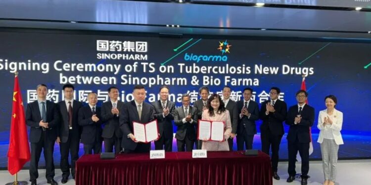 Wakil Menteri I BUMN Pahala Nugraha Mansury menyaksikan penandatanganan "Global Co-Development Partnership on Innovative Tuberculosis Treatment" yang dilakukan oleh Direktur Penelitian dan Pengembangan Bio Farma Yuliana Indriati serta President Director of Global Business Unit Sinopharm Yan Bing di Beijing, China (26/05/2023). (MASAPNEWS/ANT/HO-Biofarma Group)