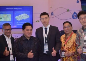 Menteri BUMN Erick Thohir (ketiga dari kiri) saat mengunjungi stand ZTE dalam Indonesia China Smart City Technology and Investment Expo 2023 di Jakarta. (MASAPNEWS/ANT/HO-ZTO)