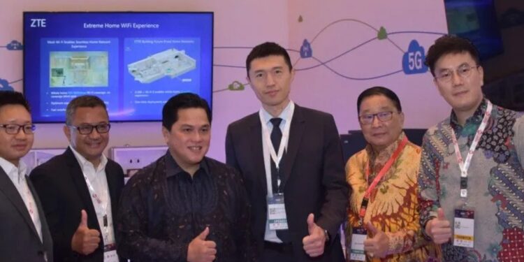 Menteri BUMN Erick Thohir (ketiga dari kiri) saat mengunjungi stand ZTE dalam Indonesia China Smart City Technology and Investment Expo 2023 di Jakarta. (MASAPNEWS/ANT/HO-ZTO)