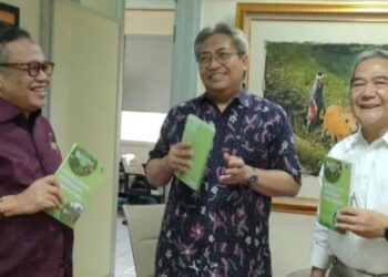 Guru Besar Universitas Lampung (Unila) Bustanul Arifin (tengah) bersama pembicara lain dalam bedah buku "Penyuluhan Pertanian Masa Depan" di Jakarta, Jumat (2/6/2023). (MASAPNEWS/ANT)