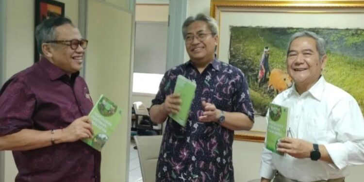 Guru Besar Universitas Lampung (Unila) Bustanul Arifin (tengah) bersama pembicara lain dalam bedah buku "Penyuluhan Pertanian Masa Depan" di Jakarta, Jumat (2/6/2023). (MASAPNEWS/ANT)