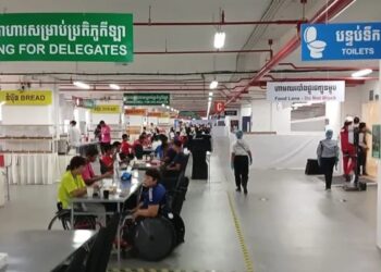 Atlet tengah menikmati makanan di dining hall atau ruang makan ASEAN Para Games 2023 di Sports Village Morodok Techo, Phnom Penh, Kamboja, Jumat (2/6/2023). (MASAPNEWS/ANT/HO-NPC Indonesia)