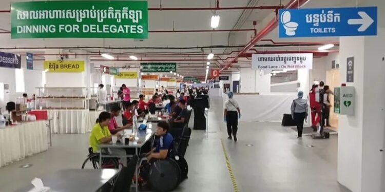 Atlet tengah menikmati makanan di dining hall atau ruang makan ASEAN Para Games 2023 di Sports Village Morodok Techo, Phnom Penh, Kamboja, Jumat (2/6/2023). (MASAPNEWS/ANT/HO-NPC Indonesia)