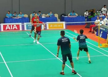 Atlet para-bulu tangkis Hafidz Briliansyah Prawiranegara dan Hari Susanto bertanding melawan Vietnam di laga semifinal cabang olahraga para-bulu tangkis di Badminton Hall Morodok Techo Stadium, Phnom Penh, Sabtu (3/7/2023). (MASAPNEWS/ANT)