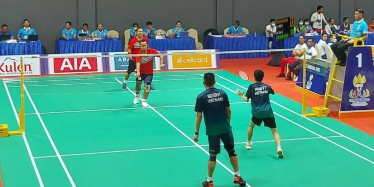 Atlet para-bulu tangkis Hafidz Briliansyah Prawiranegara dan Hari Susanto bertanding melawan Vietnam di laga semifinal cabang olahraga para-bulu tangkis di Badminton Hall Morodok Techo Stadium, Phnom Penh, Sabtu (3/7/2023). (MASAPNEWS/ANT)