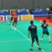 Atlet para-bulu tangkis Hafidz Briliansyah Prawiranegara dan Hari Susanto bertanding melawan Vietnam di laga semifinal cabang olahraga para-bulu tangkis di Badminton Hall Morodok Techo Stadium, Phnom Penh, Sabtu (3/7/2023). (MASAPNEWS/ANT)
