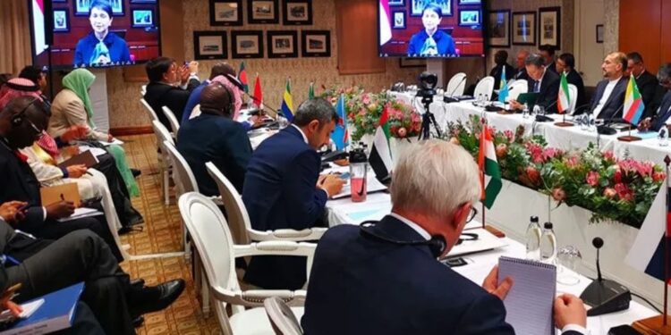 Menteri Luar Negeri Retno Marsudi menyampaikan pernyataan secara virtual pada pertemuan para Menteri Luar Negeri BRICS dengan negara-negara mitra di Cape Town, Afrika Selatan, Jumat (2/6/2023). (MASAPNEWS/ANT/HO-Kemlu RI)