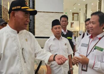 Menteri Koordinator Bidang Pembangunan Manusia dan Kebudayaan (Menko PMK) Muhadjir Effendy (kiri) berbincang dengan Kadaker Madinah Zaenal Muttaqin, di Kantor Daker Madinah, Sabtu (3/6/2023). (MASAPNEWS/ANT)