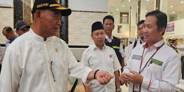 Menteri Koordinator Bidang Pembangunan Manusia dan Kebudayaan (Menko PMK) Muhadjir Effendy (kiri) berbincang dengan Kadaker Madinah Zaenal Muttaqin, di Kantor Daker Madinah, Sabtu (3/6/2023). (MASAPNEWS/ANT)