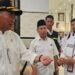 Menteri Koordinator Bidang Pembangunan Manusia dan Kebudayaan (Menko PMK) Muhadjir Effendy (kiri) berbincang dengan Kadaker Madinah Zaenal Muttaqin, di Kantor Daker Madinah, Sabtu (3/6/2023). (MASAPNEWS/ANT)