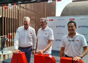 President Director & Country Holding Officer PT ABB Sakti Industri Gerard Chan (kanan) bersama dengan ABB Electrificationt President Morten Weirod dan ABB Division President System Drives Chris Poynter saat bertemu dengan pewarta di Nyiur Restorant, Jakarta Utara, Sabtu (3/6/2023). (MASAPNEWS/ANT)