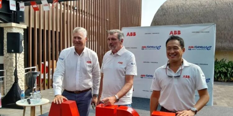 President Director & Country Holding Officer PT ABB Sakti Industri Gerard Chan (kanan) bersama dengan ABB Electrificationt President Morten Weirod dan ABB Division President System Drives Chris Poynter saat bertemu dengan pewarta di Nyiur Restorant, Jakarta Utara, Sabtu (3/6/2023). (MASAPNEWS/ANT)