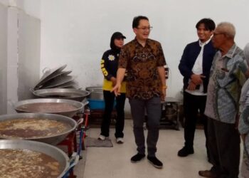 Wakil Menteri Perdagangan, Jerry Sambuaga melihat langsung proses pembuatan atau produksi bawang goreng UMKM Bawang Goreng "Sri Rejeki" di Palu, Minggu (27/5/2023). (MASAPNEWS/ANT)