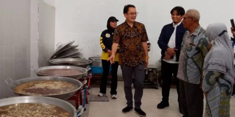 Wakil Menteri Perdagangan, Jerry Sambuaga melihat langsung proses pembuatan atau produksi bawang goreng UMKM Bawang Goreng "Sri Rejeki" di Palu, Minggu (27/5/2023). (MASAPNEWS/ANT)