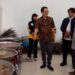 Wakil Menteri Perdagangan, Jerry Sambuaga melihat langsung proses pembuatan atau produksi bawang goreng UMKM Bawang Goreng "Sri Rejeki" di Palu, Minggu (27/5/2023). (MASAPNEWS/ANT)