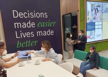 Nasabah mendapat layanan dari Customer Service di Kantor Pusat Manulife, di Jalan Sudirman, Jakarta Pusat, Jumat (26/5/2023). (MASAPNEWS/ANT/HO-Manulife Indonesia)