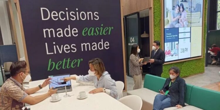 Nasabah mendapat layanan dari Customer Service di Kantor Pusat Manulife, di Jalan Sudirman, Jakarta Pusat, Jumat (26/5/2023). (MASAPNEWS/ANT/HO-Manulife Indonesia)