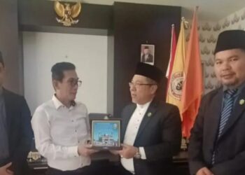 Dekan Fisip ULM Prof Dr H Budi Suryadi menerima kunjungan Rektor Universiti Islam Sultan Sharif Ali (UNISSA) Brunei Darussalam Haji Norarfan bin Haji Zainal yang keduanya merupakan anggota konsorsium Konferensi Antarbangsa Islam Borneo di Banjarmasin, Ahad (28/5/2023). (MASAPNEWS/ANT)