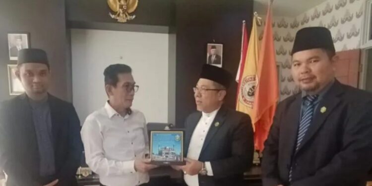 Dekan Fisip ULM Prof Dr H Budi Suryadi menerima kunjungan Rektor Universiti Islam Sultan Sharif Ali (UNISSA) Brunei Darussalam Haji Norarfan bin Haji Zainal yang keduanya merupakan anggota konsorsium Konferensi Antarbangsa Islam Borneo di Banjarmasin, Ahad (28/5/2023). (MASAPNEWS/ANT)