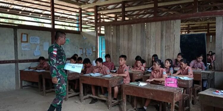 Arsip foto - Prajurit TNI Satgas Pamtas Yonarmed 19/105 Trk Bogani menjadi tenaga pendidik bantu di SDN 08 Muakan Petinggi Kecamatan Ketungau Hulu, wilayah Kabupaten Sintang Kalimantan Barat, Senin (23/1/2023). (MASAPNEWS/ANT/HO-Penerangan Yonarmed 19/105 Trk Bogani)