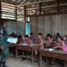 Arsip foto - Prajurit TNI Satgas Pamtas Yonarmed 19/105 Trk Bogani menjadi tenaga pendidik bantu di SDN 08 Muakan Petinggi Kecamatan Ketungau Hulu, wilayah Kabupaten Sintang Kalimantan Barat, Senin (23/1/2023). (MASAPNEWS/ANT/HO-Penerangan Yonarmed 19/105 Trk Bogani)