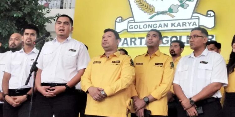 Ketua Umum Pemuda UMNO Akmal Saleh (dua kiri) didampingi Ketua Umum AMPG Ilham Permana (tengah) memberikan keterangan pers di kantor DPP Golkar, Jakarta, Minggu (28/5/2023). (MASAPNEWS/ANT)