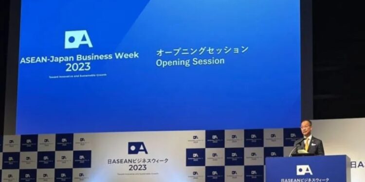 Menteri Perindustrian RI Agus Gumiwang Kartasasmita memberikan sambutan pada ASEAN-Japan Business Week di Tokyo, Jepang, Senin (5/6/2023). Kesempatan tersebut sekaligus untuk memperingati tonggak sejarah 50 Tahun Persahabatan ASEAN–Jepang. (MASAPNEWS/ANT/HO-Kementerian Perindustrian)