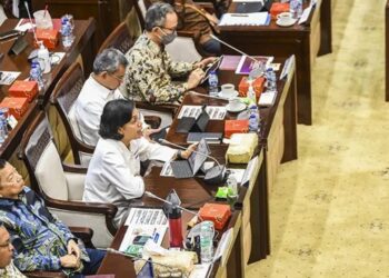 Menkeu Sri Mulyani Indrawati (tengah) bersama Wamenkeu Suahasil Nazara (kedua kanan), Menteri PPN/Kepala Bappenas Suharso Monoarfa (kedua kiri), Gubernur Bank Indonesia (BI) Perry Warjiyo (kiri), Ketua Dewan Komisioner OJK Mahendra Siregar (kanan) mengikuti rapat dengar pendapat bersama Komisi XI DPR di Kompleks Parlemen, Senayan, Jakarta, Senin (5/6/2023). (MASAPNEWS/ANT)
