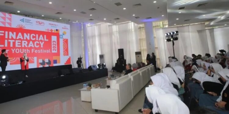Para pelajar SMA mengikuti Financial Literacy for YOUth Festival yang digelar Prudential Indonesia di Felfest Universitas Indonesia, Selasa (23/5/2023). (MASAPNEWS/ANT/HO/Prudential Indonesia)