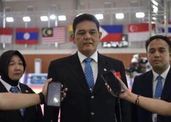 Wasit judo asal Indonesia Perry Pantouw (Tengah) dan Yasmina R. Sunandar saat diwawancara di sela-sela pertandingan Judo tunanetra Asean Para Games 2023 di Kamboja pada 6 Juni 2023. (MASAPNEWS/ANT/HO-Kemenpora)
