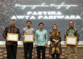 Wakil Menteri Kesehatan RI Dante Saksono Harbuwono (tengah) berpose usai menyerahkan penghargaan kepada pemerintah daerah yang berkontribusi kendalikan konsumsi rokok melalui kebijakan Kawasan Tanpa Rokok (KTR) di Jakarta, Kamis (8/6/2023). (MASAPNEWS/ANT/HO-Kemenkes)