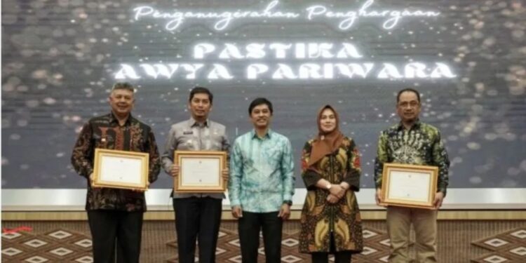 Wakil Menteri Kesehatan RI Dante Saksono Harbuwono (tengah) berpose usai menyerahkan penghargaan kepada pemerintah daerah yang berkontribusi kendalikan konsumsi rokok melalui kebijakan Kawasan Tanpa Rokok (KTR) di Jakarta, Kamis (8/6/2023). (MASAPNEWS/ANT/HO-Kemenkes)