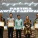 Wakil Menteri Kesehatan RI Dante Saksono Harbuwono (tengah) berpose usai menyerahkan penghargaan kepada pemerintah daerah yang berkontribusi kendalikan konsumsi rokok melalui kebijakan Kawasan Tanpa Rokok (KTR) di Jakarta, Kamis (8/6/2023). (MASAPNEWS/ANT/HO-Kemenkes)