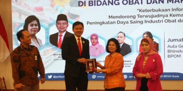 Wakil Ketua KI Pusat Arya Sandhiyudha (dua kiri) bersama Komisioner Bidang ASE KI Pusat Samrotunnajah Ismail (kanan) menyerahkan plakat ke pihak Badan Pengawasan Obat dan Makanan (BPOM) dalam forum edukasi yang digelar di Jakarta, Jumat (9/6/2023). (MASAPNEWS/ANT/HO-Humas KI Pusat)