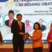 Wakil Ketua KI Pusat Arya Sandhiyudha (dua kiri) bersama Komisioner Bidang ASE KI Pusat Samrotunnajah Ismail (kanan) menyerahkan plakat ke pihak Badan Pengawasan Obat dan Makanan (BPOM) dalam forum edukasi yang digelar di Jakarta, Jumat (9/6/2023). (MASAPNEWS/ANT/HO-Humas KI Pusat)