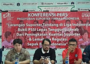 Ketua Umum Paguyuban Suporter Tim Nasional Indonesia (PSTI) Ignatius Indro (tengah) dalam acara konferensi pers di Universitas 17 Agustus Jakarta, Jakarta, Jumat, (9/6/2023). (MASAPNEWS/ANT)